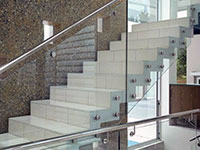 Прозрачное стеклянное ограждение для лестниц на точечных крепления