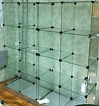 стеклянная витрина собранная из кубиков