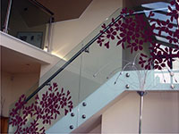 Фотопечать на стеклянных перилах для лестниц