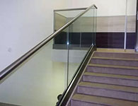 Прозрачное стеклянное ограждение для лестниц с открытым профилем