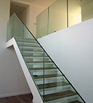 Прозрачное стеклянное ограждение для лестниц со скрытым профилем